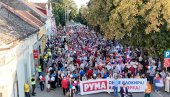 ГРАЂАНИ ПРОТИВ БЛОКАДА: Вијориле се тробојке - народ устао за нормалан живот (ВИДЕО)