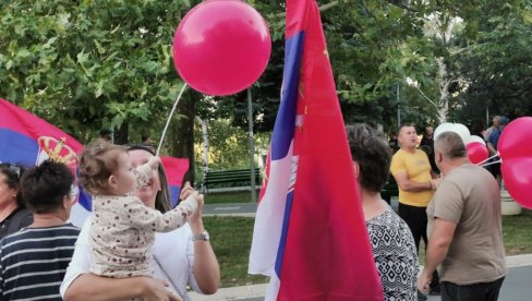 NAJLEPŠA SLIKA NA PROTESTU PROTIV BLOKADA: Srbija je pokazala svoje pravo lice (FOTO) NAJLEPŠA SLIKA NA PROTESTU PROTIV BLOKADA: Srbija je pokazala svoje pravo lice (FOTO)
