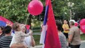 NAJLEPŠA SLIKA NA PROTESTU PROTIV BLOKADA: Srbija je pokazala svoje pravo lice (FOTO) NAJLEPŠA SLIKA NA PROTESTU PROTIV BLOKADA: Srbija je pokazala svoje pravo lice (FOTO)