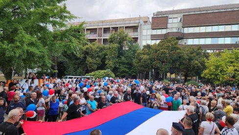 GRAĐANI KIKINDE PROTIV BLOKADA: Srpska trobojka se vijorila gradom (FOTO) GRAĐANI KIKINDE PROTIV BLOKADA: Srpska trobojka se vijorila gradom (FOTO)