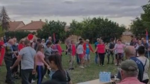 KOLO NA SKUPU U ČOKI PROTIV BLOKADA: Meštani pokazali kako izgleda pristojna Srbija KOLO NA SKUPU U ČOKI PROTIV BLOKADA: Meštani pokazali kako izgleda pristojna Srbija