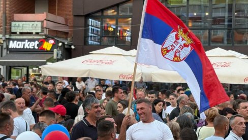 ŽELIMO JAKU I STABILNU SRBIJU Srbi u Kosovskoj Mitrovici protiv blokada (FOTO) ŽELIMO JAKU I STABILNU SRBIJU Srbi u Kosovskoj Mitrovici protiv blokada (FOTO)