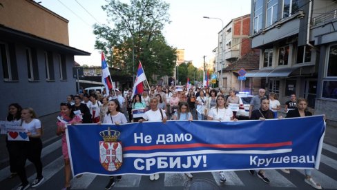 DOSTA JE BLOKADA, HOĆEMO DA ŽIVIMO: Bratislav Gašić sa još četiri hiljade Kruševljana podržao pristojnu Srbiju DOSTA JE BLOKADA, HOĆEMO DA ŽIVIMO: Bratislav Gašić sa još četiri hiljade Kruševljana podržao pristojnu Srbiju