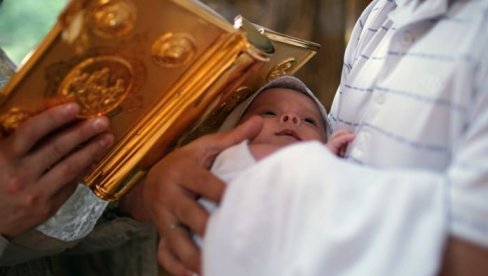 КАД МАЈКА НЕ СМЕ ДА ПРИСУСТВУЈЕ КРШТЕЊУ ДЕТЕТА: Мало ко зна да овај свечани чин прате бројна правила и обичаји