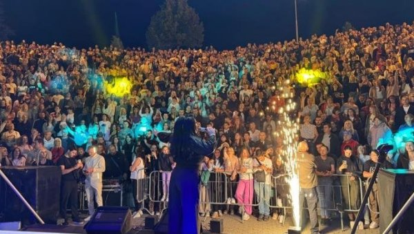 НИ ИГЛА НИЈЕ ИМАЛА ГДЕ ДА ПАДНЕ: Драгана Мирковић оборила још један рекорд и задала домаћи задатак у Плужинама (ФОТО) НИ ИГЛА НИЈЕ ИМАЛА ГДЕ ДА ПАДНЕ: Драгана Мирковић оборила још један рекорд и задала домаћи задатак у Плужинама (ФОТО)