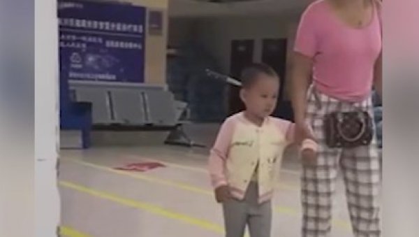 ТРОГОДИШЊА ДЕВОЈЧИЦА УШЕТАЛА У БОЛНИЦУ СА НОЖЕМ У ГЛАВИ: Лекари спасили дете (ВИДЕО) ТРОГОДИШЊА ДЕВОЈЧИЦА УШЕТАЛА У БОЛНИЦУ СА НОЖЕМ У ГЛАВИ: Лекари спасили дете (ВИДЕО)