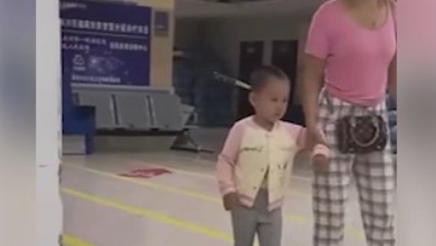 TROGODIŠNJA DEVOJČICA UŠETALA U BOLNICU SA NOŽEM U GLAVI: Lekari spasili dete (VIDEO) TROGODIŠNJA DEVOJČICA UŠETALA U BOLNICU SA NOŽEM U GLAVI: Lekari spasili dete (VIDEO)