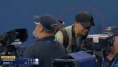 NEZAPAMĆEN SKANDAL NA JU-ES OPENU! Fotograf na meč lopti uleteo na teren i sprečio senzaciju, ali... (VIDEO) NEZAPAMĆEN SKANDAL NA JU-ES OPENU! Fotograf na meč lopti uleteo na teren i sprečio senzaciju, ali... (VIDEO)