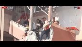 (УЗНЕМИРУЈУЋЕ) БОМБА ДИРЕКТНО ПОГОДИЛА БОЛНИЦУ У ГАЗИ: Камере забележиле језив удар гранате на лекаре који су вадили људе из рушевина