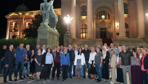 MINISTRI U VLADI I POSLANICI SNS: Ispred Skupštine sa pristalicama i građanima MINISTRI U VLADI I POSLANICI SNS: Ispred Skupštine sa pristalicama i građanima