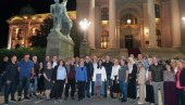 MINISTRI U VLADI I POSLANICI SNS: Ispred Skupštine sa pristalicama i građanima