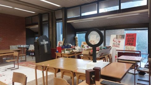JEZIVA SLIKA SA FILOZOVSKOG: Blokaderi ostavili mrtvački sanduk i sektaška obeležja (FOTO) JEZIVA SLIKA SA FILOZOVSKOG: Blokaderi ostavili mrtvački sanduk i sektaška obeležja (FOTO)