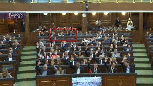 PRODAO VERU ZA VEČERU: Kurtijev Srbin Nenad Rašić glasao za izbor srbomrsca Dimalja Baše! (FOTO) PRODAO VERU ZA VEČERU: Kurtijev Srbin Nenad Rašić glasao za izbor srbomrsca Dimalja Baše! (FOTO)