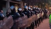 У ТОКУ ХАПШЕЊЕ ХУЛИГАНА: Циглама и камењем напали полицију и покушали упад у ФСФВ У ТОКУ ХАПШЕЊЕ ХУЛИГАНА: Циглама и камењем напали полицију и покушали упад у ФСФВ