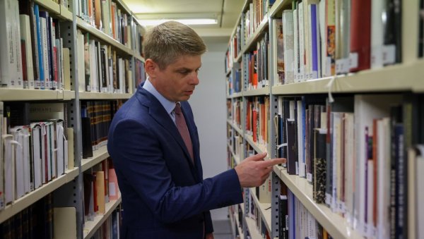 ДРЖАЊЕ ПРЕДАВАЊА СРБИМА НИКАДА НИЈЕ ДОБРА ОПЦИЈА Гујон оштро одговорио Марти Кос: Лицемерје никада није опција ДРЖАЊЕ ПРЕДАВАЊА СРБИМА НИКАДА НИЈЕ ДОБРА ОПЦИЈА Гујон оштро одговорио Марти Кос: Лицемерје никада није опција