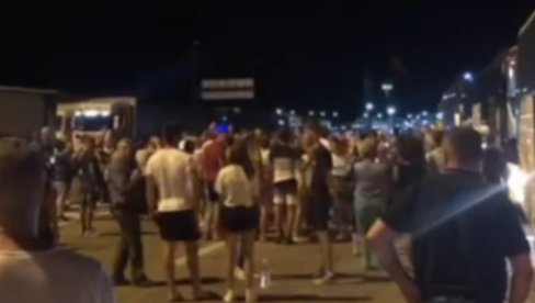 SRBI NAPRAVILI LOM U PREŠEVU Sve je snimljeno: Ej Šeki, Šeki... da se ubije vreme izgubljeno u čekanju na granici (VIDEO) SRBI NAPRAVILI LOM U PREŠEVU Sve je snimljeno: Ej Šeki, Šeki... da se ubije vreme izgubljeno u čekanju na granici (VIDEO)