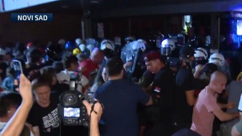 TERORISTI OTIMAJU POLICAJCIMA ŠTITOVE: Blokaderi prave haos u Novom Sadu