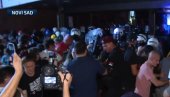 ТЕРОРИСТИ БАЦАЈУ ТОПОВСКЕ УДАРЕ НА ПОЛИЦИЈУ: Блокадери силеџије праве хаос у Новом Саду ТЕРОРИСТИ БАЦАЈУ ТОПОВСКЕ УДАРЕ НА ПОЛИЦИЈУ: Блокадери силеџије праве хаос у Новом Саду