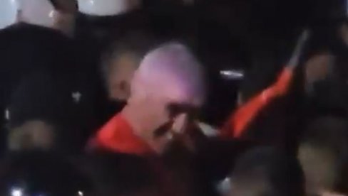 BAČULOV OPET PREDVODI NAPAD NA POLICIJU: U prvim redovima sa blokaderima, bačen i topovski udar (VIDEO)