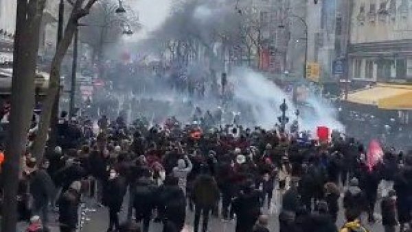 СУЗАВАЦ, ГУМЕНИ МЕЦИ, ПЕНДРЕЦИ, ВОДЕНИ ТОПОВИ... Шта би полиција на Западу употребила против блокадера терориста у Новом Саду? (ВИДЕО) СУЗАВАЦ, ГУМЕНИ МЕЦИ, ПЕНДРЕЦИ, ВОДЕНИ ТОПОВИ... Шта би полиција на Западу употребила против блокадера терориста у Новом Саду? (ВИДЕО)
