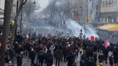 СУЗАВАЦ, ГУМЕНИ МЕЦИ, ПЕНДРЕЦИ, ВОДЕНИ ТОПОВИ... Шта би полиција на Западу употребила против блокадера терориста у Новом Саду? (ВИДЕО) СУЗАВАЦ, ГУМЕНИ МЕЦИ, ПЕНДРЕЦИ, ВОДЕНИ ТОПОВИ... Шта би полиција на Западу употребила против блокадера терориста у Новом Саду? (ВИДЕО)