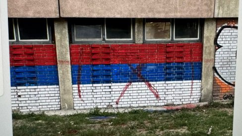 БЛОКАДНИ СЕПАРАТИСТИ ДИВЉАЈУ: Фејсбук група Слободна Војводина поручује да је префарбана “анексиона србијанска тробојка”! (ФОТО) БЛОКАДНИ СЕПАРАТИСТИ ДИВЉАЈУ: Фејсбук група Слободна Војводина поручује да је префарбана “анексиона србијанска тробојка”! (ФОТО)