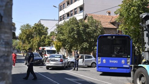 СНИМЦИ СА МЕСТА ЈЕЗИВЕ НЕСРЕЋЕ У ЗЕМУНУ: Сударили се аутобус и аутомобили - Погинула девојчица (ВИДЕО) СНИМЦИ СА МЕСТА ЈЕЗИВЕ НЕСРЕЋЕ У ЗЕМУНУ: Сударили се аутобус и аутомобили - Погинула девојчица (ВИДЕО)