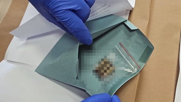 ОГЛАСИО СЕ МУП: У зграду Владе Србије стигла коверта са 3 метка насловљена за министра Дачића (ФОТО) ОГЛАСИО СЕ МУП: У зграду Владе Србије стигла коверта са 3 метка насловљена за министра Дачића (ФОТО)