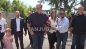 ВУЧИЋ У РАКОВИЦИ: Председник у посети породици Васиљевић којој ће уручити осам кубика дрва (ВИДЕО)