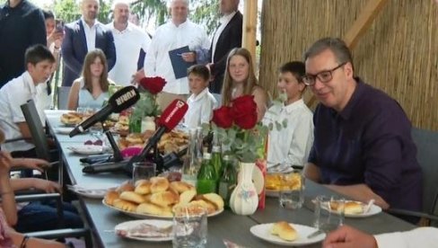 ВУЧИЋ У РАКОВИЦИ: Председник у посети породици Васиљевић којој ће уручити осам кубика дрва (ВИДЕО) ВУЧИЋ У РАКОВИЦИ: Председник у посети породици Васиљевић којој ће уручити осам кубика дрва (ВИДЕО)