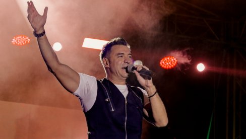НИЈЕДАН КОНЦЕРТ НИЈЕ КАО У НАШЕМ РОДНОМ ГРАДУ: Џаја Амадеус о естрадној километражи, каријери, немилом догађају, публици (ФОТО) НИЈЕДАН КОНЦЕРТ НИЈЕ КАО У НАШЕМ РОДНОМ ГРАДУ: Џаја Амадеус о естрадној километражи, каријери, немилом догађају, публици (ФОТО)