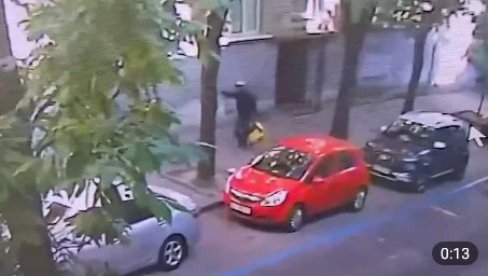 УБИЦА СЕ ПРЕРУШИО У КУРИРА: Објављен језив снимак убиства бившег председника украјинске скупштине (ВИДЕО) УБИЦА СЕ ПРЕРУШИО У КУРИРА: Објављен језив снимак убиства бившег председника украјинске скупштине (ВИДЕО)