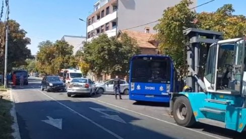 ПРОШАО НА ЦРВЕНО, ПА УДАРИО ДЕВОЈЧИЦУ(15) Саслушан возач аутобуса који је изазвао језиву несрећу у Земуну (ВИДЕО) ПРОШАО НА ЦРВЕНО, ПА УДАРИО ДЕВОЈЧИЦУ(15) Саслушан возач аутобуса који је изазвао језиву несрећу у Земуну (ВИДЕО)