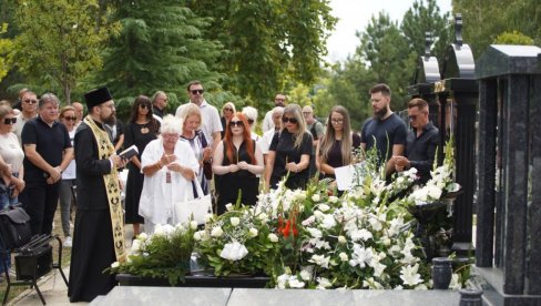 BIO JE SRCE NAŠEG ŽIVOTA: Porodica i prijatelji obeležili šest meseci od smrti Saše Popovića BIO JE SRCE NAŠEG ŽIVOTA: Porodica i prijatelji obeležili šest meseci od smrti Saše Popovića