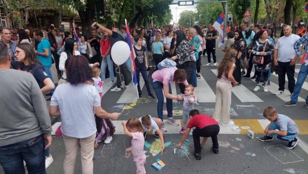 СЛИКА КОЈА ОСТАВЉА БЕЗ ТЕКСТА: Велики број деце на окупљању против блокада у Крушевцу (ФОТО) СЛИКА КОЈА ОСТАВЉА БЕЗ ТЕКСТА: Велики број деце на окупљању против блокада у Крушевцу (ФОТО)