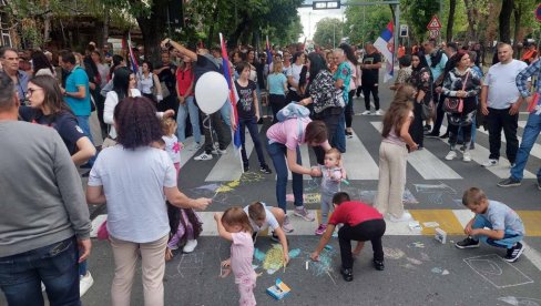 СЛИКА КОЈА ОСТАВЉА БЕЗ ТЕКСТА: Велики број деце на окупљању против блокада у Крушевцу (ФОТО) СЛИКА КОЈА ОСТАВЉА БЕЗ ТЕКСТА: Велики број деце на окупљању против блокада у Крушевцу (ФОТО)