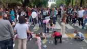 СЛИКА КОЈА ОСТАВЉА БЕЗ ТЕКСТА: Велики број деце на окупљању против блокада у Крушевцу (ФОТО) СЛИКА КОЈА ОСТАВЉА БЕЗ ТЕКСТА: Велики број деце на окупљању против блокада у Крушевцу (ФОТО)