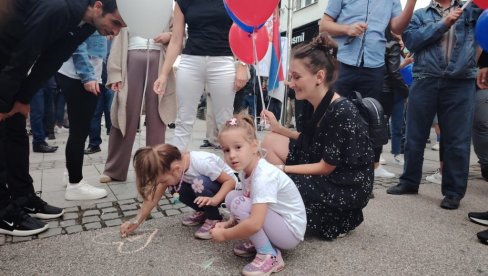 DEČIJA GRAJA I PORUKE LJUBAVI PROTIV NASILJA: Deca u Loznici dočekuju goste crtežima ljubavi (FOTO)(VIDEO)