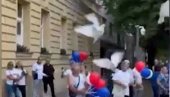 КАКВА ПРЕЛЕПА СИМБОЛИКА: Голубови мира пуштени у Кикинди (ВИДЕО) КАКВА ПРЕЛЕПА СИМБОЛИКА: Голубови мира пуштени у Кикинди (ВИДЕО)