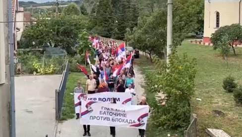 NE VIDI SE KRAJ KOLONE: U Batočini se vijore srpske zastave (VIDEO) NE VIDI SE KRAJ KOLONE: U Batočini se vijore srpske zastave (VIDEO)