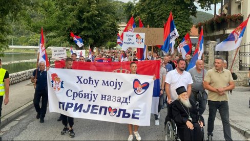ВЛАДИКА НА ЧЕЛУ КОЛОНЕ: Грађани Пријепоља поручили желимо своју Србију назад! ВЛАДИКА НА ЧЕЛУ КОЛОНЕ: Грађани Пријепоља поручили желимо своју Србију назад!