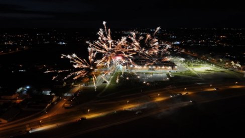 MOĆNO I PRELEPO: Vatromet u Novom Sadu na skupu protiv blokada (FOTO/VIDEO) MOĆNO I PRELEPO: Vatromet u Novom Sadu na skupu protiv blokada (FOTO/VIDEO)