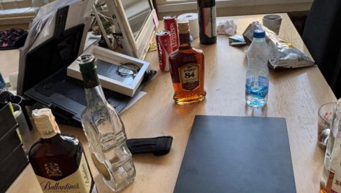 LEGLO ZARAZE NA DIFU: Evo šta su blokaderi napravili od fakulteta - pikavci, alkohol i đubre (FOTO/VIDEO) LEGLO ZARAZE NA DIFU: Evo šta su blokaderi napravili od fakulteta - pikavci, alkohol i đubre (FOTO/VIDEO)