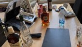 ЈЕЗИВО! ЛЕГЛО ЗАРАЗЕ НА ДИФУ У НС: Блокадери направили свињац од факултета - пикавци, алкохол и ђубре (ФОТО/ВИДЕО) ЈЕЗИВО! ЛЕГЛО ЗАРАЗЕ НА ДИФУ У НС: Блокадери направили свињац од факултета - пикавци, алкохол и ђубре (ФОТО/ВИДЕО)