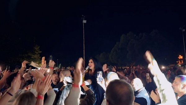 ДИРЉИВА И ЕМОТИВНА НОЋ: Драгана Мирковић у Бугарској добила овације од 30 хиљада људи, највећи спектакли тек следе за крај лета (ФОТО) ДИРЉИВА И ЕМОТИВНА НОЋ: Драгана Мирковић у Бугарској добила овације од 30 хиљада људи, највећи спектакли тек следе за крај лета (ФОТО)