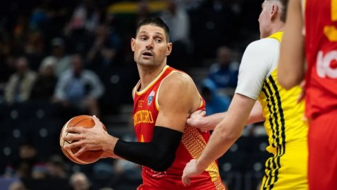 DELIJE SU ODUŠEVLJENE! Nikola Vučević podigao Zvezdin dres! (FOTO)