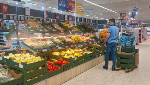 ВРШЧАНИ ИСПРАЗНИЛИ РАФОВЕ СА НИЖИМ ЦЕНАМА: Појефтинило поврће - Лук за 45 динара (ФОТО)