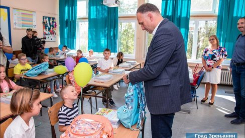 GRADONAČELNIK ZRENJANINA SA PRVACIMA U ŠKOLI SERVO MIHALJ GRADONAČELNIK ZRENJANINA SA PRVACIMA U ŠKOLI SERVO MIHALJ