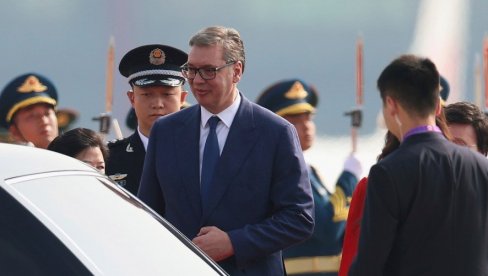 ПРЕДСЕДНИК СРБИЈЕ СТИГАО У КИНУ: Вучић ће се састати са Си Ђинпингом и Путином (ФОТО)