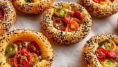 ПОГАЧИЦЕ СА ПАРАДАЈЗОМ И БОСИЉКОМ: Рецепт за укусну грицкалицу